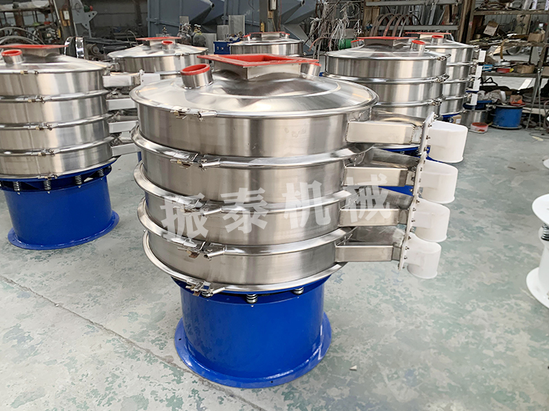 新式出料口直径1000mm內敷聚氨酯三层不锈钢振动筛生产已完成，发往青岛，请孙经理查收！